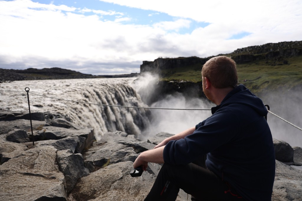 Autor des Blogs am Wasserfall in Island